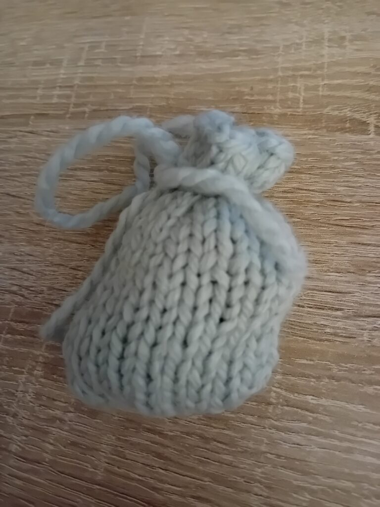 Un sachet en laine rempli de petits boutons de fleurs de lavande fait maison, une partie des ventes reversée à une association oeuvrant pour les animaux