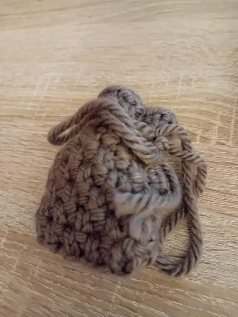 Un sachet en laine rempli de petits boutons de fleurs de lavande