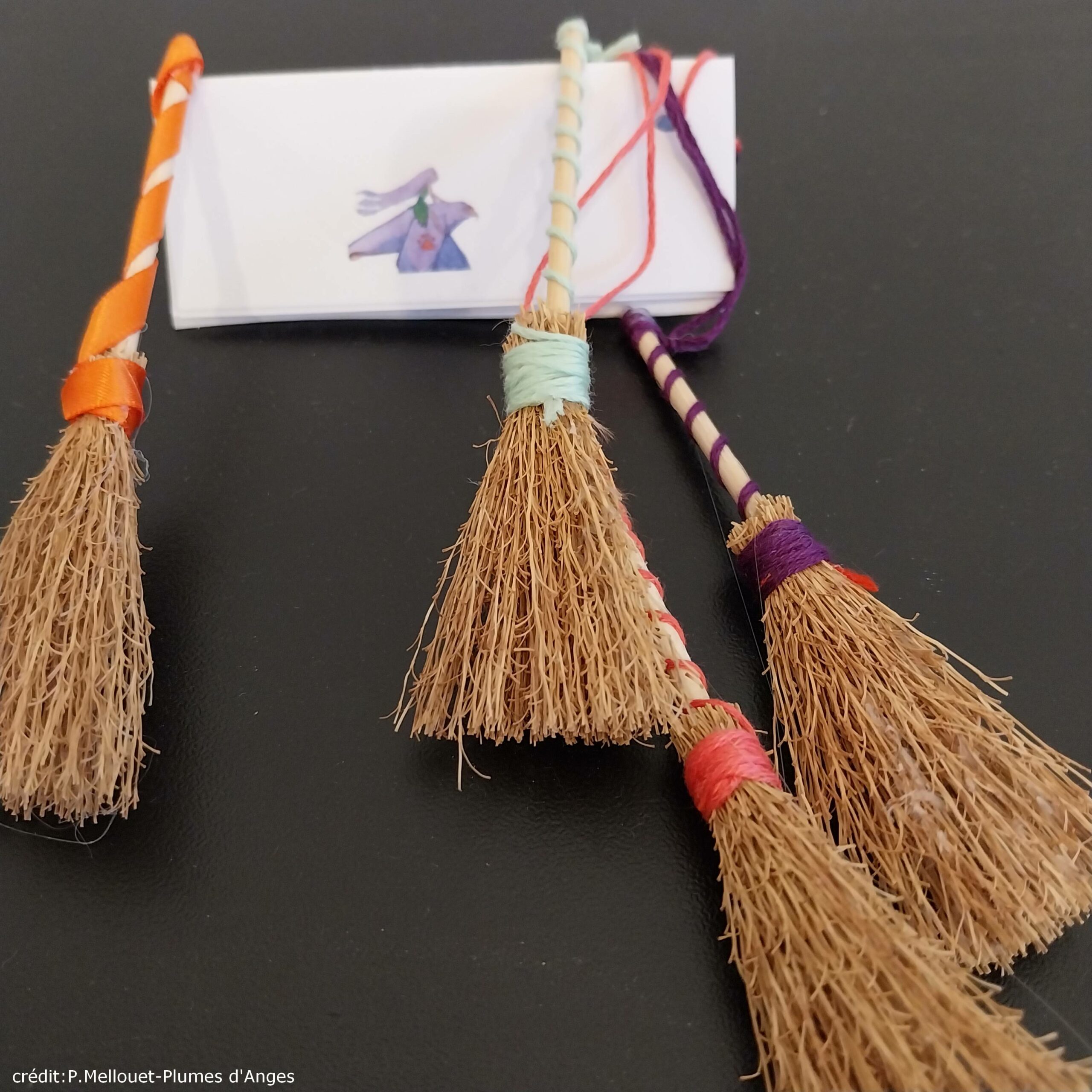 des balais créés et vendus dans la boutique Plumes d'Anges à Luxeuil-les-Bains